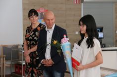Kora Rottgardt, Fachbereichsleiterin Pflege und Betreuung, sowie AWO Lausitz-Geschäftsführer Marcus Beier haben die neuen Azubis mit Zuckertüten willkommen geheißen.