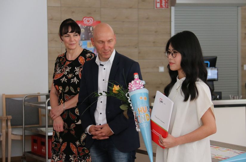 Kora Rottgardt, Fachbereichsleiterin Pflege und Betreuung, sowie AWO Lausitz-Geschäftsführer Marcus Beier haben die neuen Azubis mit Zuckertüten willkommen geheißen.