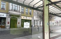 Zahlreiche leere Geschäfte dekorieren ihre Schaufenster mit Kontaktdaten und Vermietungsinfos.