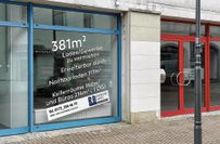 Zahlreiche leere Geschäfte dekorieren ihre Schaufenster mit Kontaktdaten und Vermietungsinfos.