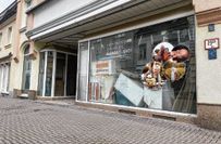 Zahlreiche leere Geschäfte dekorieren ihre Schaufenster mit Kontaktdaten und Vermietungsinfos.