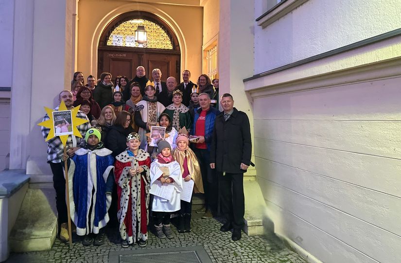 Sternsinger besuchten jetzt im Januat das Landratsamt in Senftenberg.