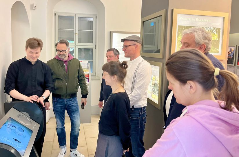 Übergabe des digitalen Exponats der Agentur »buchstabenschubser« an die Richard-Wagner-Stätten Graupa.