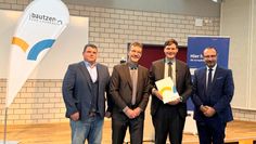 Radebergs Oberbürgermeister Frank Höhme, der Erste Beigeordnete des Landrates Jörg Szewczyk, Kultusminister Conrad Clemens und BSZ-Schulleiter Thoralf Stöckl freuen sich über die Übergabe der Fördermittel (v.l.n.r.).