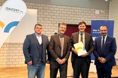 Radebergs Oberbürgermeister Frank Höhme, der Erste Beigeordnete des Landrates Jörg Szewczyk, Kultusminister Conrad Clemens und BSZ-Schulleiter Thoralf Stöckl freuen sich über die Übergabe der Fördermittel (v.l.n.r.).