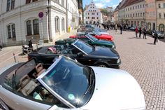 Auf dem historischen Markt in Pirna können die Fahrzeuge vor und nach der Fahrt bestaunt werden.