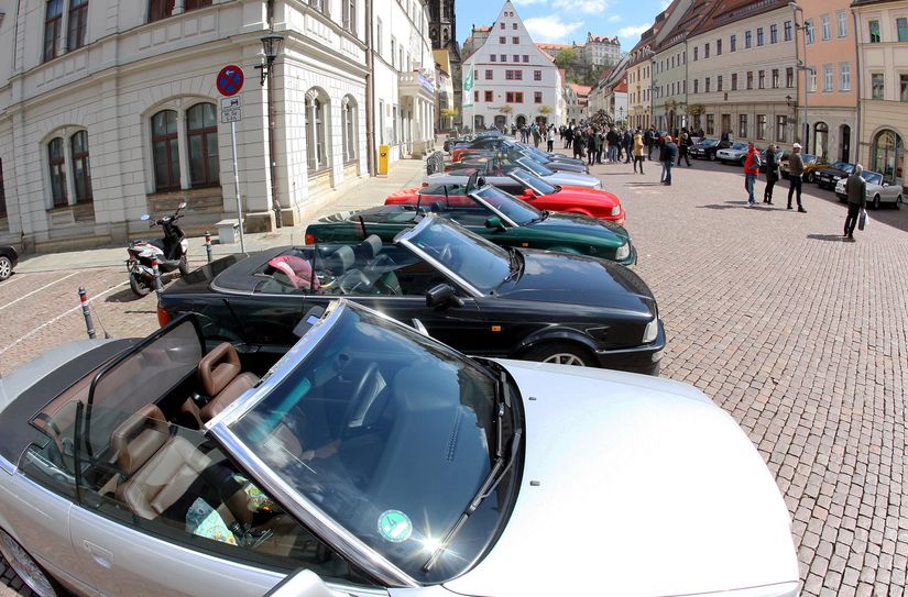 Auf dem historischen Markt in Pirna können die Fahrzeuge vor und nach der Fahrt bestaunt werden.