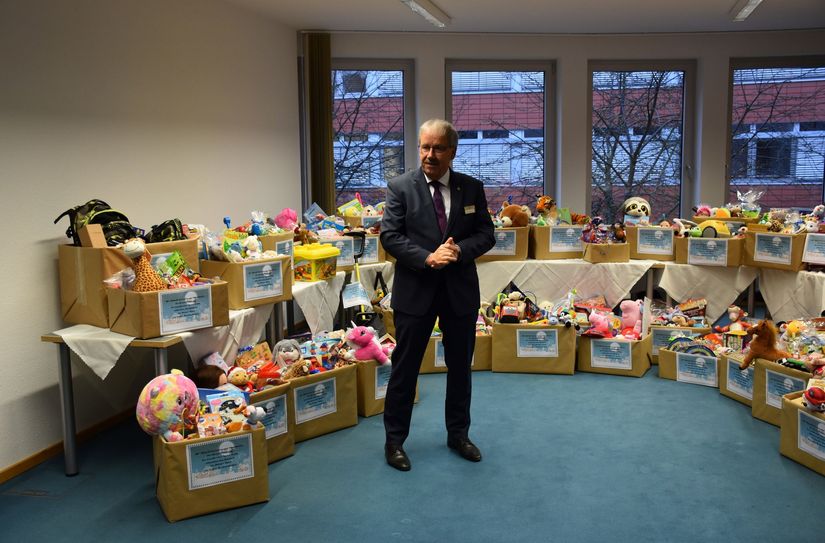 Landrat Harald Altekrüger freut sich über die große Spendenbereitschaft in Kreisverwaltung und Kreisrat. Die Spielsachen kommen Kindern der Tafel zugute.