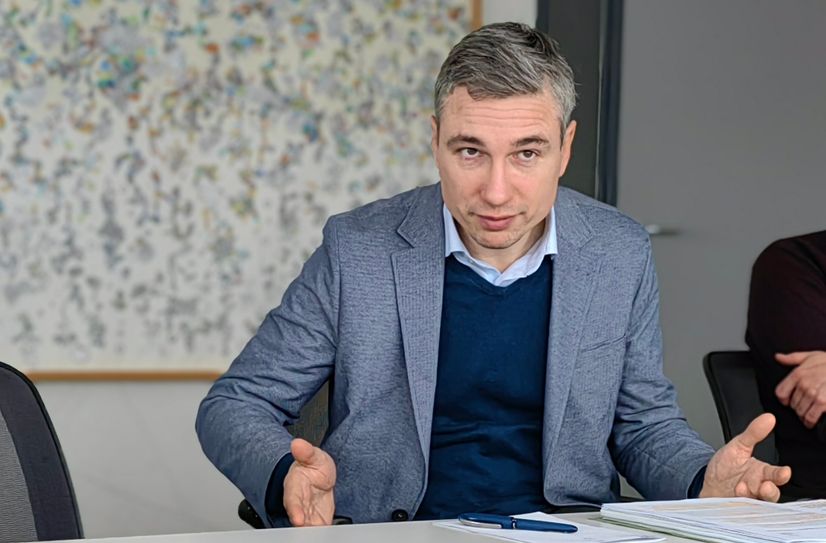 »Es wird keine Brücke mit Pfeilern im Flusslauf geben«, sagt Bauamtsleiter Stephan Kühn.