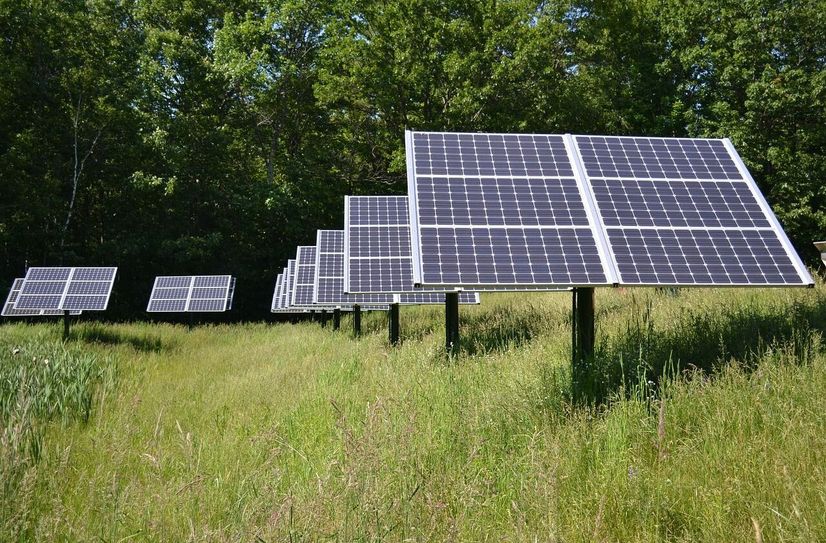 Photovoltaikanlagen in der Natur.