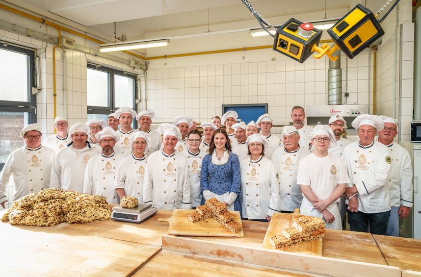 Stollenmädchen Nelly Köhler und zahlreiche Stollenbäcker legten beim Riesenstollen Hand an.