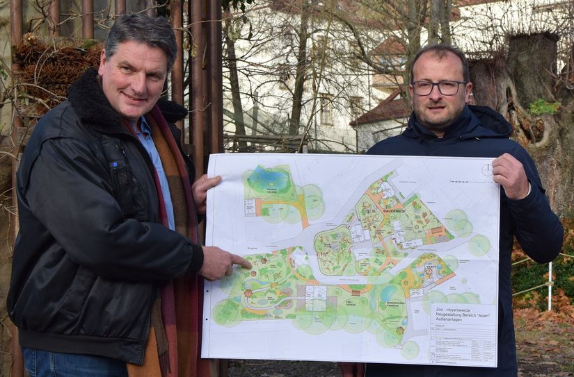 Eugene Bruins (l.) und Arthur Kusber zeigen den Plan der Landschaftsarchitektin Beate Hübner.
