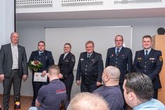 Während der Jahreshauptversammlung der Fauerwehr Lauchhammer erhielt unter anderem Stefan Lemme (2.vo.li.), stellvertretender Stadtjugendfeuerwehrwart, das Ehrenzeichen der Landejugendfeuerwehr in Gold.