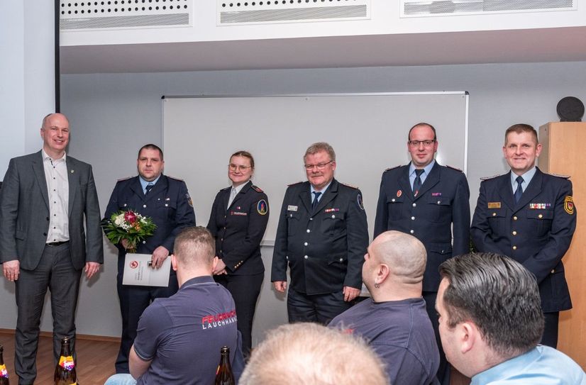 Während der Jahreshauptversammlung der Fauerwehr Lauchhammer erhielt unter anderem Stefan Lemme (2.vo.li.), stellvertretender Stadtjugendfeuerwehrwart, das Ehrenzeichen der Landejugendfeuerwehr in Gold.