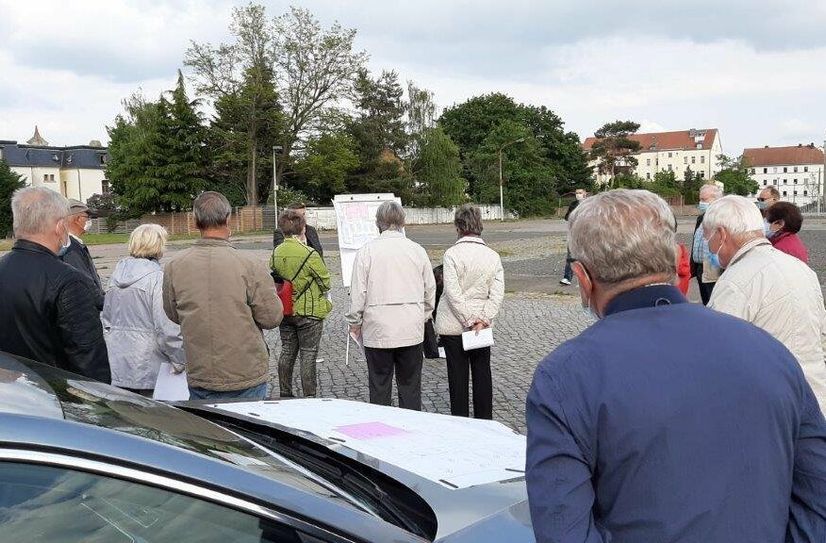 Bei zahlreichen Vorortterminen - hier im Mai 2020 - wurde auch der Bürgerschaft das Edeka-Bauprojekt vorgestellt und diskutiert.