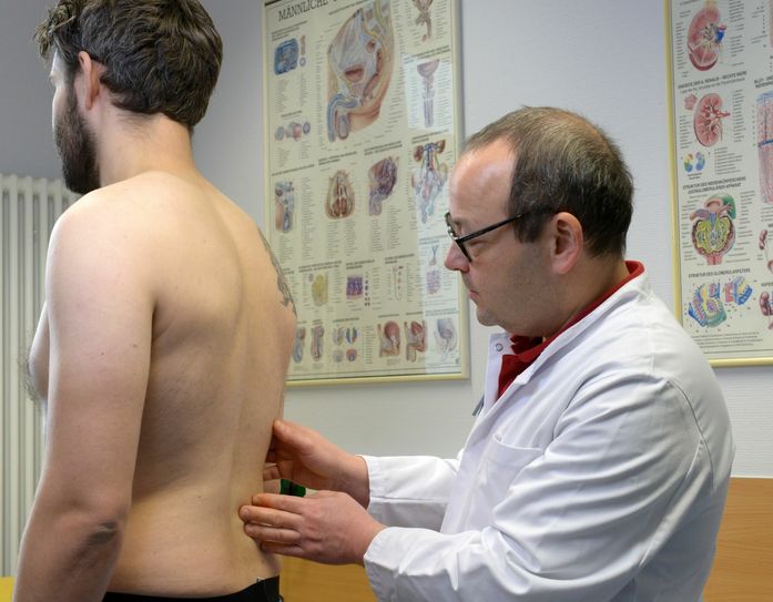 Die Urologie beschäftigt sich mit Erkrankungen von Blase, Niere und denen der männlichen Geschlechtsorgane. Die Patientenveranstaltung „Urologie: Ein Blick durchs Schlüsselloch“ bietet Hintergrundinformationen zu schonenden Behandlungsmethoden des Fachgebiets. Foto: Klinikum Niederlausitz/Steffen Rasche