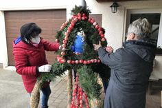Ein Osterbrunnen-Schmuck wird das Dorf zieren. Foto: Frank Stuckatz / MDR