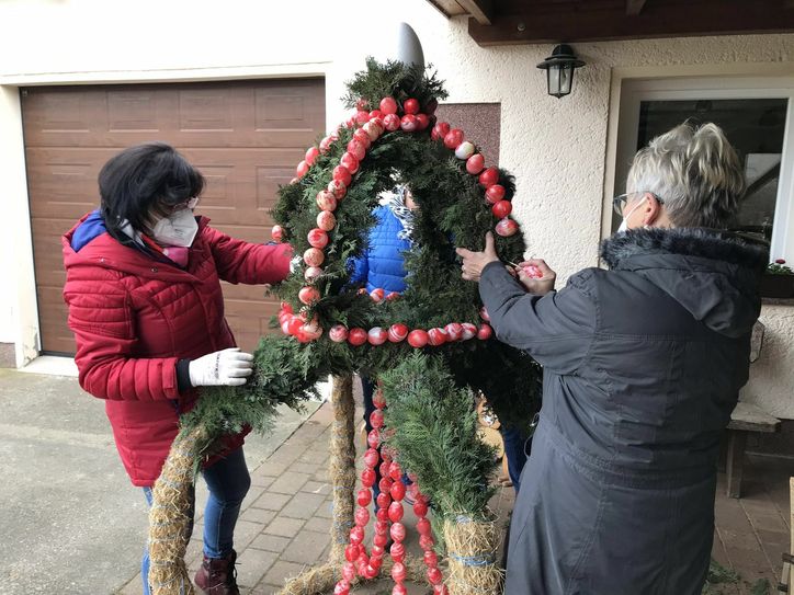 Ein Osterbrunnen-Schmuck wird das Dorf zieren. Foto: Frank Stuckatz / MDR