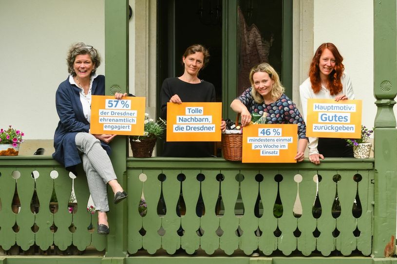 Geschäftsführerin Katrin Sachs und das Team der Freiwilligenagentur der Bürgerstiftung Dresden mit den Ergebnissen der aktuellen Forsa-Umfrage. V.l.: Katrin Sachs, Ute Meckbach, Annekatrin Jahn und Charlotte Müller. Foto: Bürgerstiftung Dresden / Anja Schneider