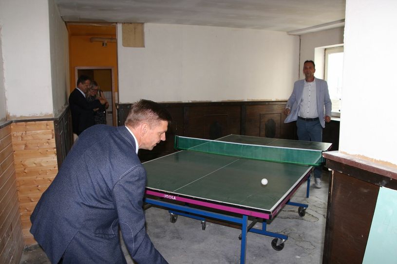 Oberbürgermeister Marco Müller und Stadtrat und OB-Kandidat testen die Tischtennisplatte im Jugendladen.