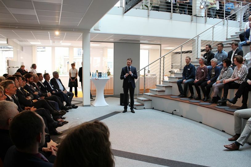 Ministerpräsident Michael Kretschmer bei der Eröffnung des Entwicklungszentrums. Foto: Keil