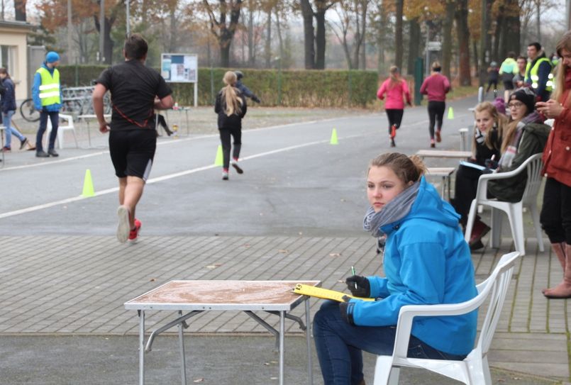 Auf der Start- und Zielgeraden waren mehrere Zähler platziert, die genau notierten, wer wie viele Runden zurückgelegt hatte. Foto: Keil