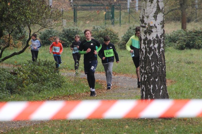 Die Schüler ließen sich auch von Nieselregen und herbstlich-kühlen Temperaturen nicht aufhalten und drehten ihre Runden. Foto: Keil