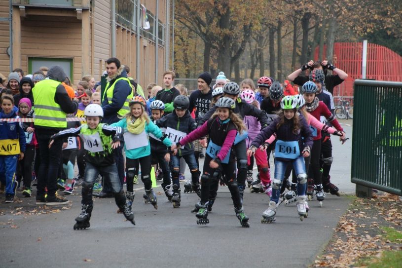 Gegen 13.30 Uhr machten sich die Läufer und Skater am Donnerstag auf den Weg, um durch viele Runden Spenden zu sammeln. Foto: Keil