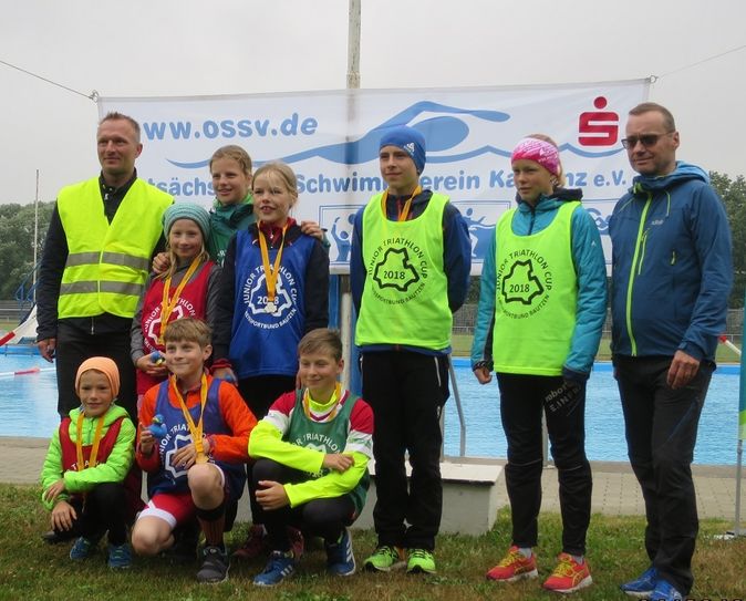 v.l.n.r. Jens Klotsche (stellv. Vorsitzende OSSV Kamenz, die Führenden in den vier Altersklassen (männlich/ weiblich) des Junior-Triathloncups, Torsten Pfuhl (Präsident des Kreissportbund Bautzen). Foto: OSSV Kamenz/ KSB Bautzen