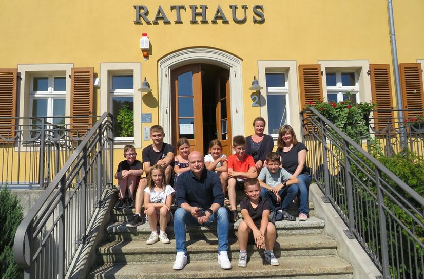 Zum Ende eines Schuljahres besuchen Klassensprecher das Rathaus und dürfen Bürgermeister Harry Habel (vorn) Fragen stellen.