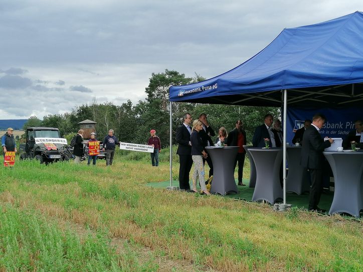 Gegner des IPO demonstrieren auf einer Veranstaltung, auf der Dresdens OB Dirk Hilbert (FDP) das Projekt vorgestellt werden soll. Foto: IPO Stoppen