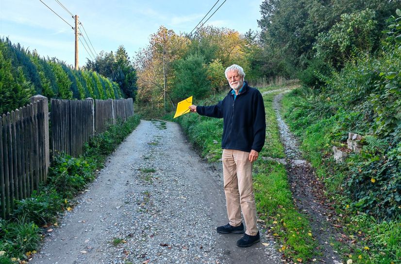 Hier soll eine Straße mit Haltebuchten hin. Ortschaftsrat Peter Bartels zeigt, wo die neue Straße zum Tierheim entlang führen soll.