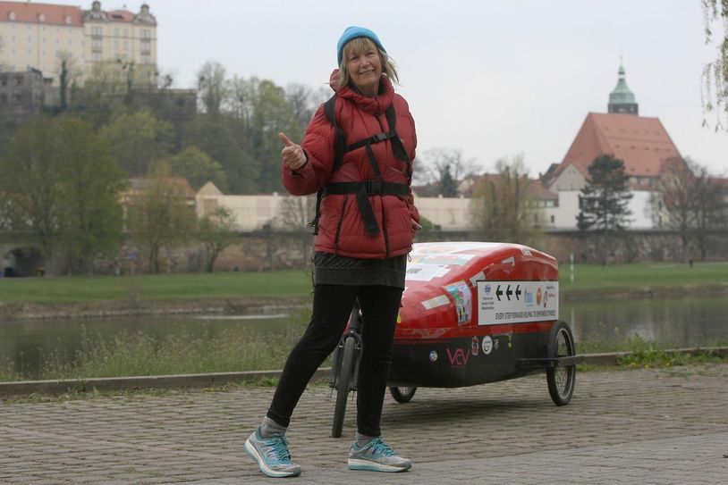 Rosie Swale-Pope hat ihr »Hotel« immer dabei. Hier ist sie gerade in Pirna-Copitz. 			           Foto: Daniel Förster