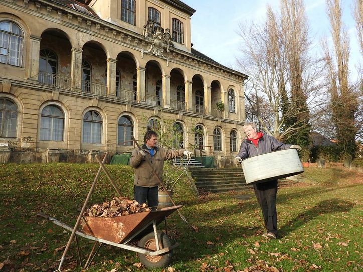 Hagen Werner und Winfried Pfeil (v.l.) beseitigen die letzten Spuren der Sommerwirtschaft. Wie geht‘s weiter? Fotos: cpö