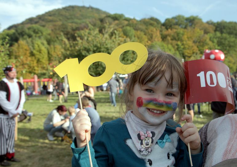 Sophie (3) aus Freital Deuben trägt symbolisch Freitals Jubiläumszahl 100. Foto: D.Förster