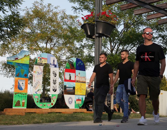 Das Freitaler Stadtjubiläum prangt in großen Zahlen 100 und bunt gestaltet am Neumarkt. Foto: D.Förster