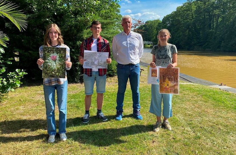 Drei Landessieger aus der Region: Amelie aus Weißwasser, Paul aus Pechern und Alexa aus Weißwasser zusammen mit Volksbank-Vorstand Frank Baer. Mit Nellie aus Weißwasser und Lukas aus Krauschwitz konnten zwei weitere Landessieger nicht an der Preisverleihung teilnehmen und sind daher nicht im Bild.
