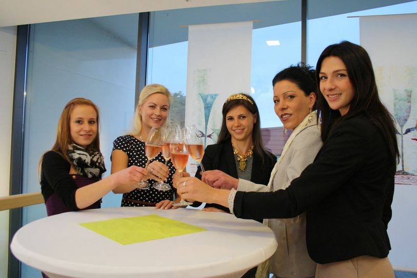 V.l.: Anna Bräunig (24), Ivonne Feistel (27), Michaela Tutschke (amtierende Weinkönigin), Kati Hofmann (38) und Daniela Undeutsch (25). Foto: Schramm