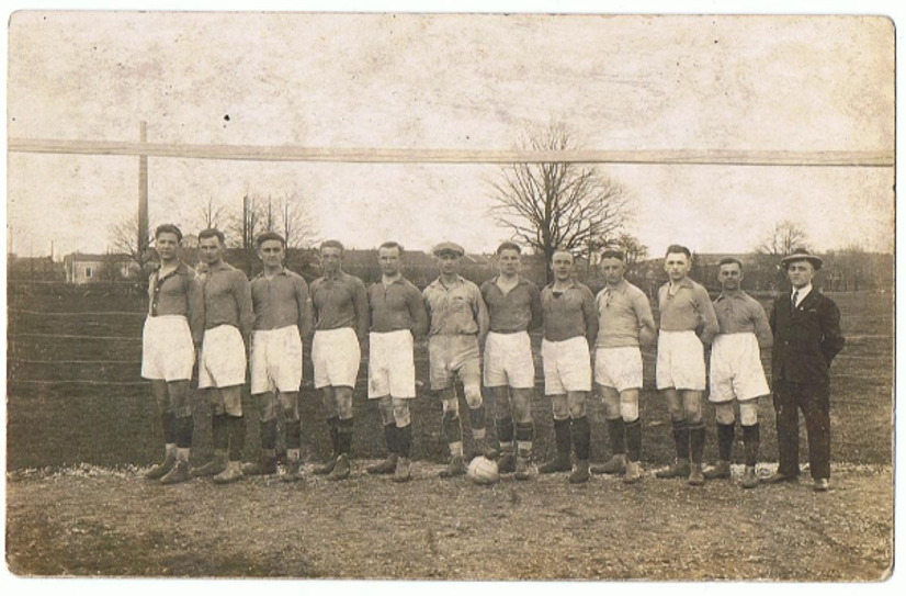 Der Ostritzer BC hat anlässlich des Jubiläums eine Chronik erstellt, die die Geschichte des Fußballs in der Stadt beschreibt und mit Bildern unterlegt. Ein Beispiel ist dieses historische Foto aus dem Jahr 1926. Es zeigt die erste Mannschaft des O.B.K., Gaumeister Oberlausitz 1925/26. Von links nach rechts: H. Hirche, H. Heinrich, E. Berger, Semper, B. Schönberner, W. Kretschmer, M. Stäbler, A. Wolf, R. Kaska, St. Schubert, R. Dittrich. Foto zur Verfügung gestellt vom Ostritzer BC