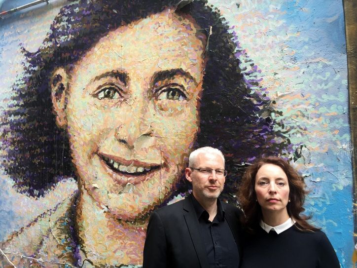Teil des Protestes gegen das rechtsextreme „Schild und Schwert“-Festival ist die Lesung „Annes Kampf“ mit den beiden Künstlern Guido Rohm und Marianne Blum. Die tragen darin ausgewählte Passagen aus Hitlers „Mein Kampf“ und Auszüge aus dem Tagebuch von Anne Frank vor. Foto: Sammy Eggers/SAM ENTERTAINMENT