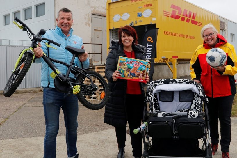 Klaus Sauer (Saxoprint), Michaela Gornickel (Par.X Marketing & Events) sowie Marion Oppermann  (DHL/Deutsche Post) freuen sich auf viele Spenden, die per DHL-Container nach Südafrika verschifft werden. Foto: Mutschke