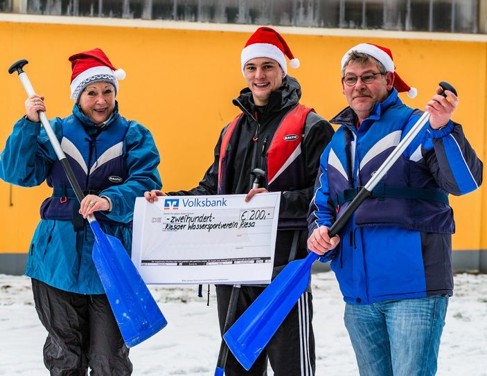 Sabina Richter übergab einen Spendenscheck über 200 Euro an Jonas Schröter und Jens-Torsten Jacob (v.l.) vom Riesaer Wassersportverein.           Foto: Verein