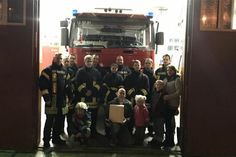 Die Freiwillige Feuerwehr Ströbitz mit den Opfern des Brandes.