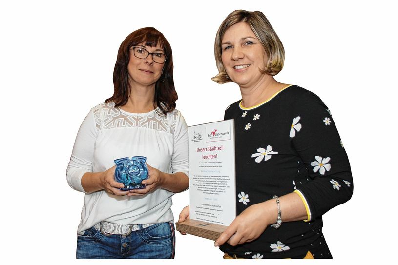 Eines der blauen Sparschweine steht im »Chiredie«- Jeans Point und wird von Fachverkäuferin Atje Jeck im Auftrag ihrer Chefin Susanne Melchior betreut (v.l.). Foto:wit