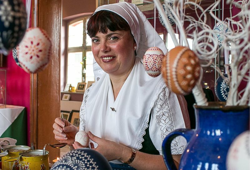 Niedersorbische Ostereierkünstlerin.