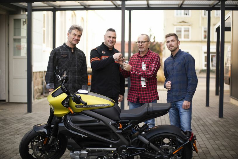 Harry Schweickert (3.v.l.) ist der erster Elektro-Harley-Besitzer Deutschlands.   Foto: Thomas Heavy Metal Bikes