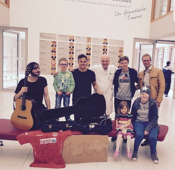 Insgesamt kamen 1.025 Euro für die Kinderkrebsstation des CTK zusammen. Alexander Knappe, Timur Bartels und Gitarrist Robert Kerner übergaben das Geld direkt im CTK im Rahmen eines Abschlusskonzertes. Foto: Wende