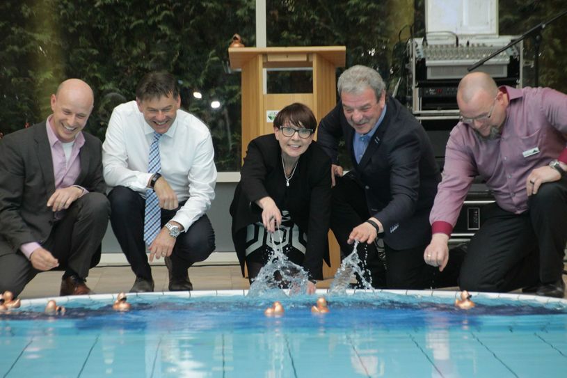 Offizielle Eröffnung mit Enten (von links): Bauherr Gerd Mielke, Sparkassen-Vorstand Ralf Braun, Baudezernentin Marietta Tzschoppe, Frank Szymanski (Spa Branitz) und Wellnessmanager Ralf Pakulla. Foto: jho