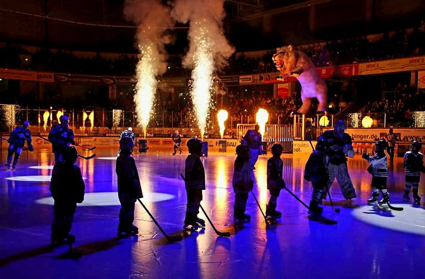 Noch bis zum 9. Dezember haben Eislöwenfans die Möglichkeit, sich Halbjahreskarten für die verbleibenden 13 Heimspiele der Hauptrunde mit Beginn des Heimspiels am 6. Dezember gegen die Heilbronner Falken zu sichern. Halbjahreskarten sind in der Eislöwen-Geschäftsstelle und online über Etix erhältlich.