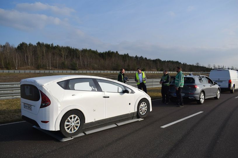 Ein typisches Testszenario für automatisiertes Fahren auf dem DEKRA-Lausitzring.
